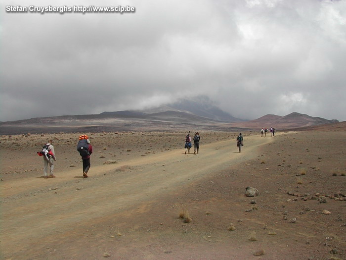 Kilimanjaro - Dag 4 Het wordt stoffig, kouder en alle vegetatie verdwijnt. We komen terecht in de 'alpine desert'-landschappen. Het hart gaat sneller kloppen en af en toe moet je je ademhaling onder controle zien te krijgen. In de vroege namiddag bereik je de Kibohut op 4700m. Stefan Cruysberghs